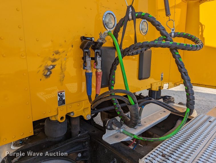 image for item MN9974 2019 Peterbilt 579  semi truck