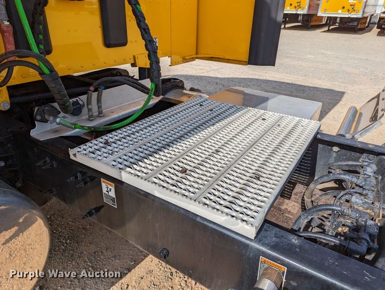 image for item MN9974 2019 Peterbilt 579  semi truck