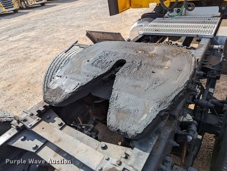 image for item MN9974 2019 Peterbilt 579  semi truck