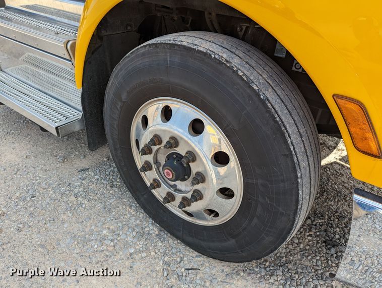 image for item MN9974 2019 Peterbilt 579  semi truck