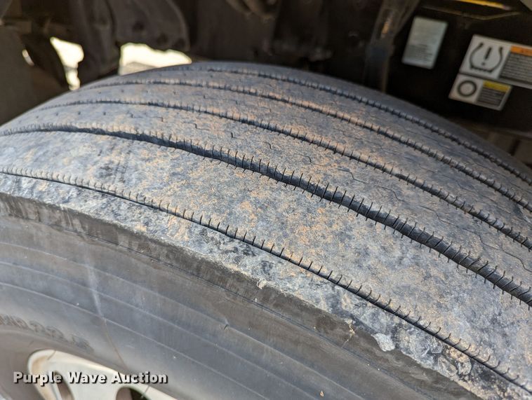 image for item MN9974 2019 Peterbilt 579  semi truck