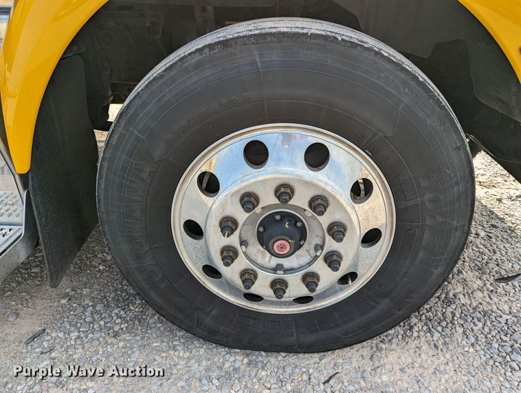 image for item MN9974 2019 Peterbilt 579  semi truck