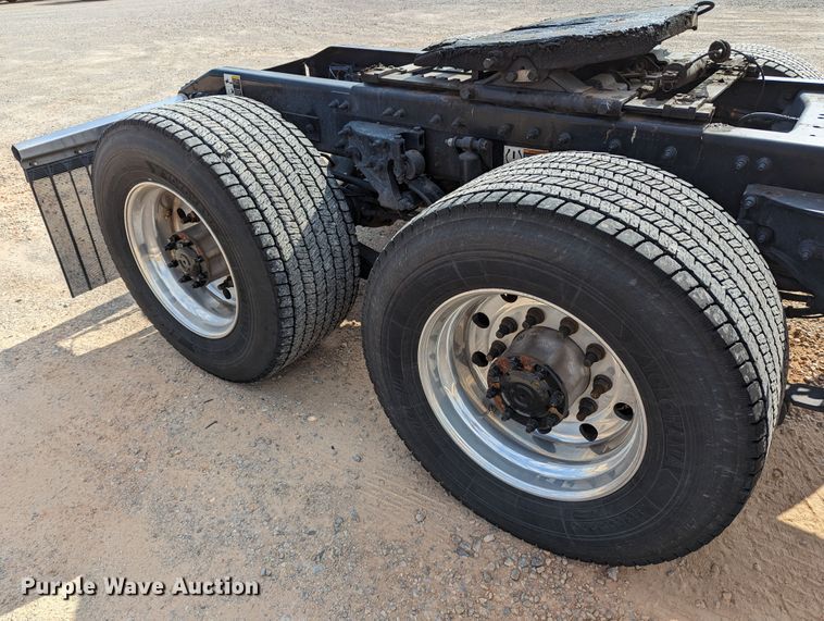 image for item MN9974 2019 Peterbilt 579  semi truck