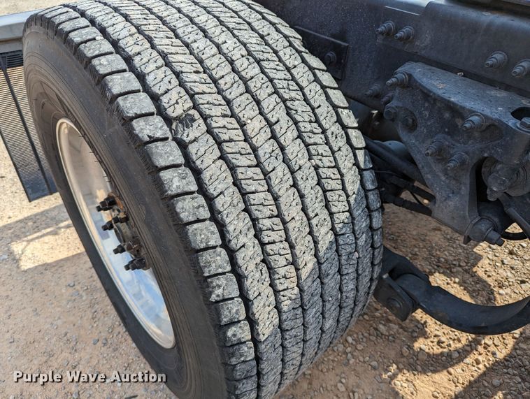 image for item MN9974 2019 Peterbilt 579  semi truck