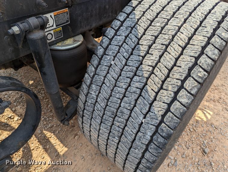 image for item MN9974 2019 Peterbilt 579  semi truck