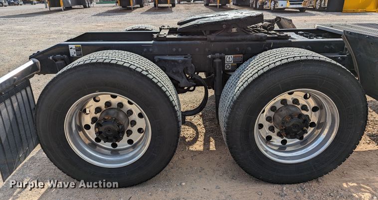 image for item MN9974 2019 Peterbilt 579  semi truck