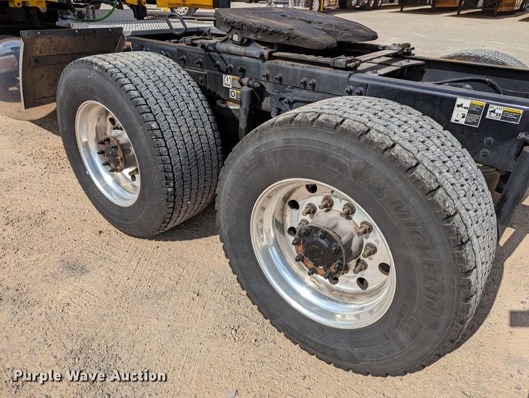 image for item MN9974 2019 Peterbilt 579  semi truck