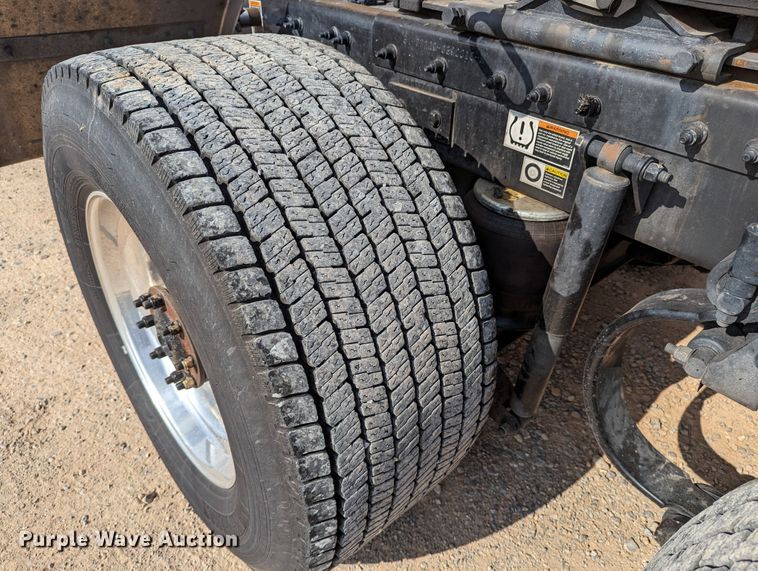 image for item MN9974 2019 Peterbilt 579  semi truck