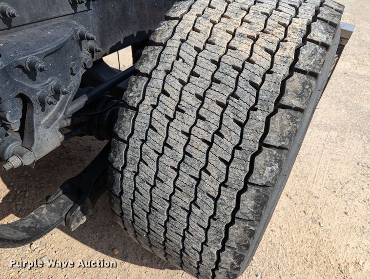 image for item MN9974 2019 Peterbilt 579  semi truck