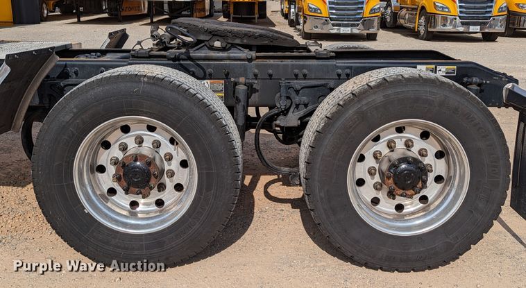 image for item MN9974 2019 Peterbilt 579  semi truck