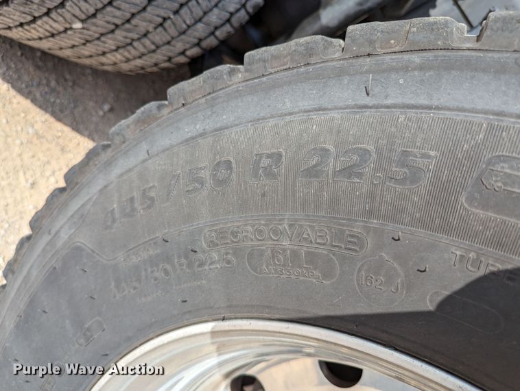 image for item MN9974 2019 Peterbilt 579  semi truck