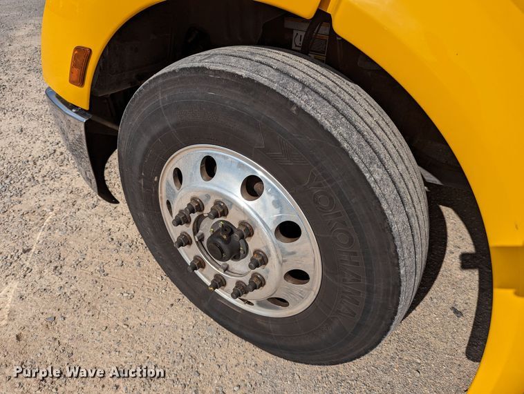 image for item MN9974 2019 Peterbilt 579  semi truck