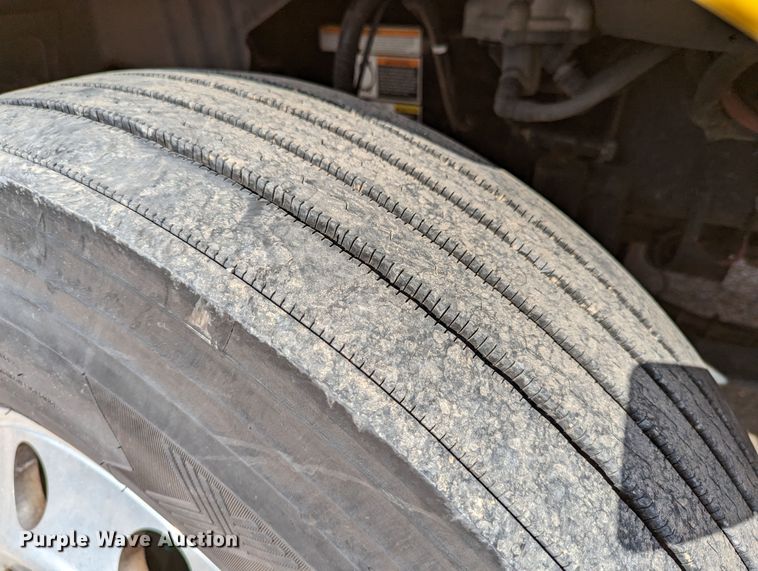 image for item MN9974 2019 Peterbilt 579  semi truck