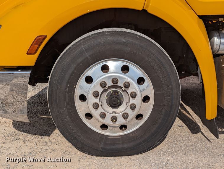 image for item MN9974 2019 Peterbilt 579  semi truck