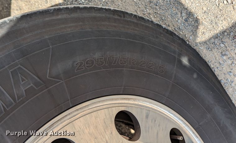 image for item MN9974 2019 Peterbilt 579  semi truck