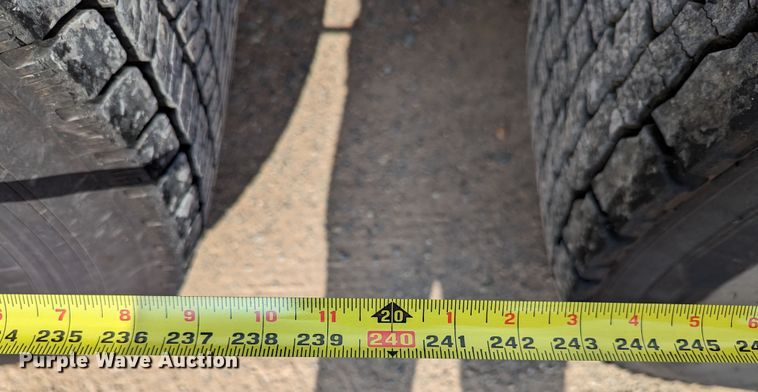 image for item MN9974 2019 Peterbilt 579  semi truck