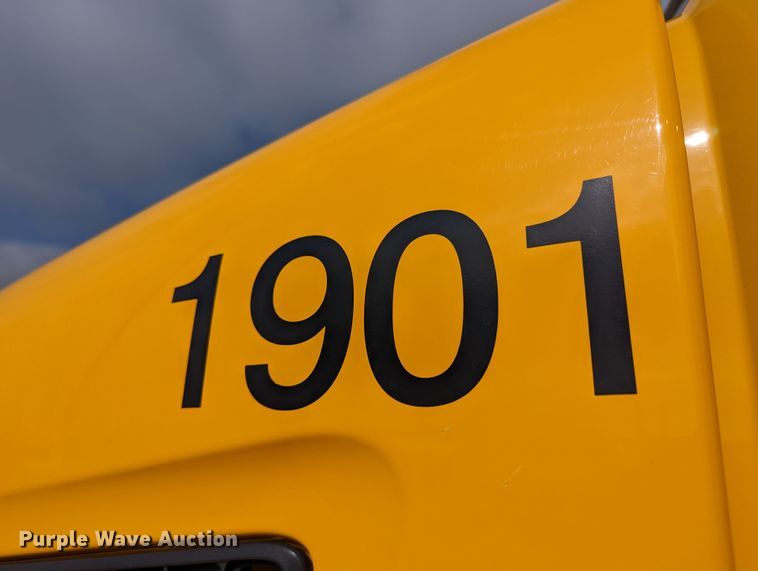 image for item MN9974 2019 Peterbilt 579  semi truck