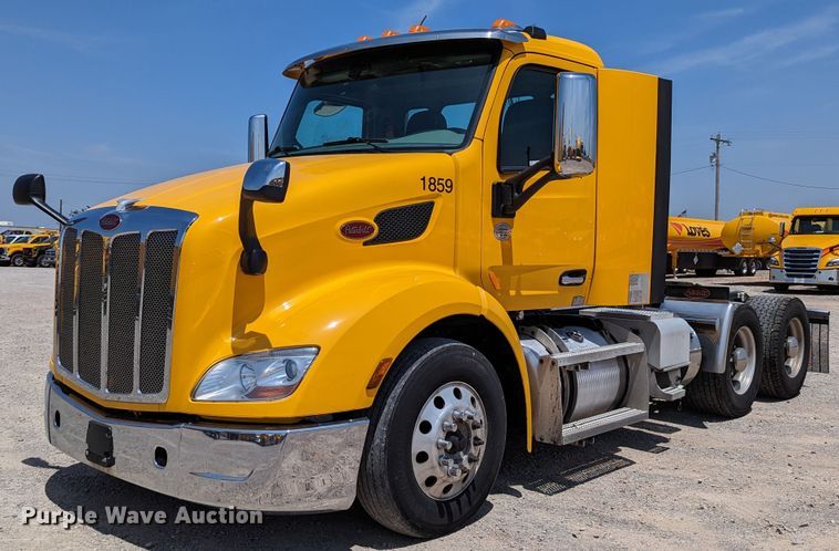 image for item MN9975 2019 Peterbilt 579  semi truck