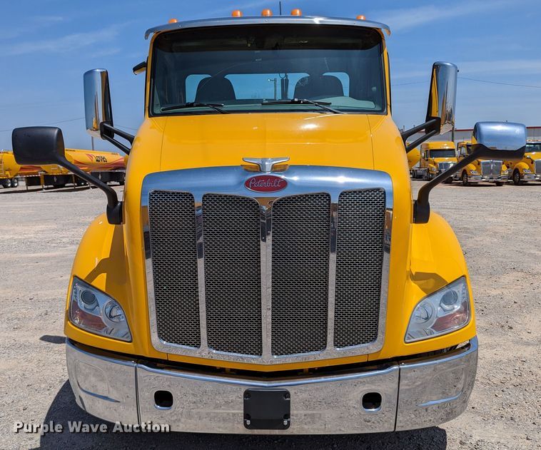 image for item MN9975 2019 Peterbilt 579  semi truck