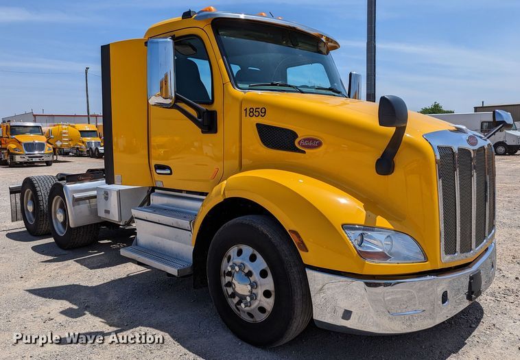 image for item MN9975 2019 Peterbilt 579  semi truck