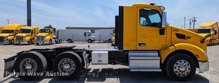 image for item MN9975 2019 Peterbilt 579  semi truck