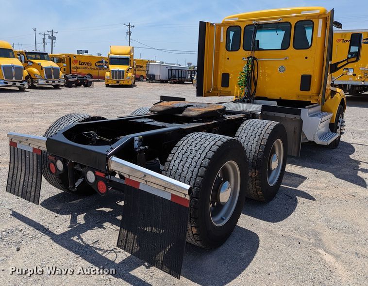 image for item MN9975 2019 Peterbilt 579  semi truck