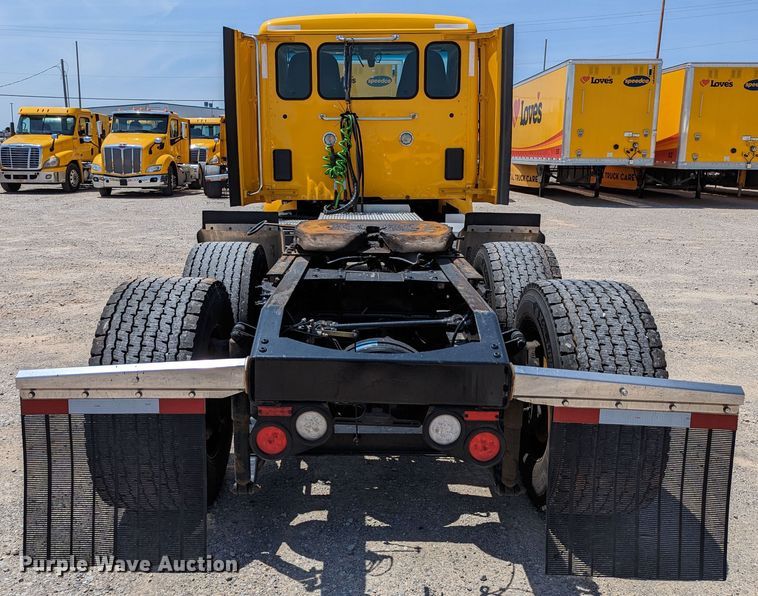 image for item MN9975 2019 Peterbilt 579  semi truck