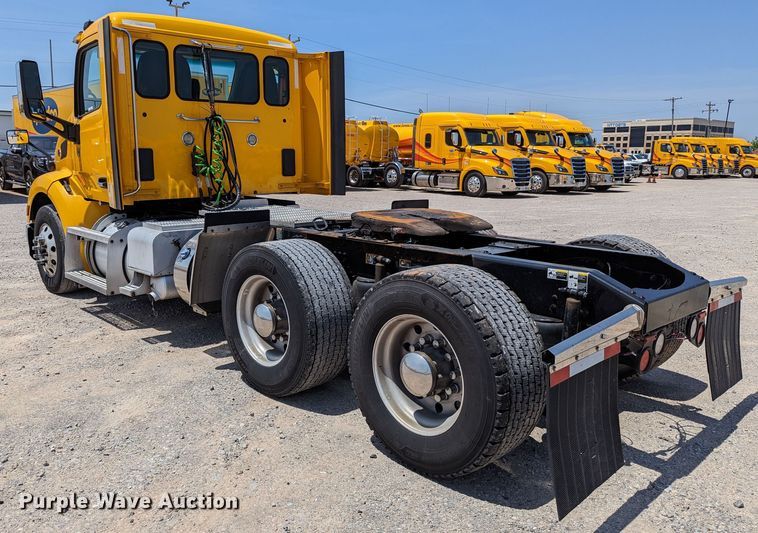 image for item MN9975 2019 Peterbilt 579  semi truck