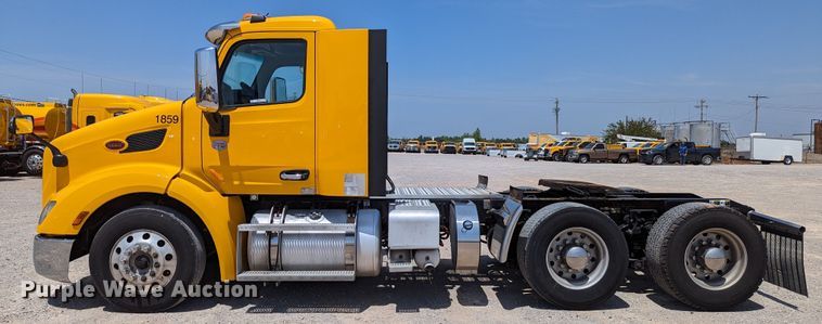 image for item MN9975 2019 Peterbilt 579  semi truck