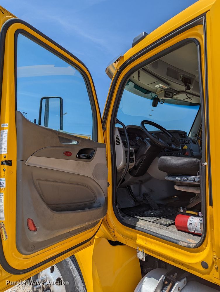 image for item MN9975 2019 Peterbilt 579  semi truck