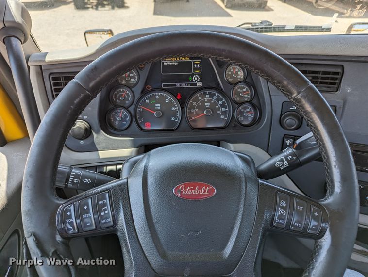 image for item MN9975 2019 Peterbilt 579  semi truck
