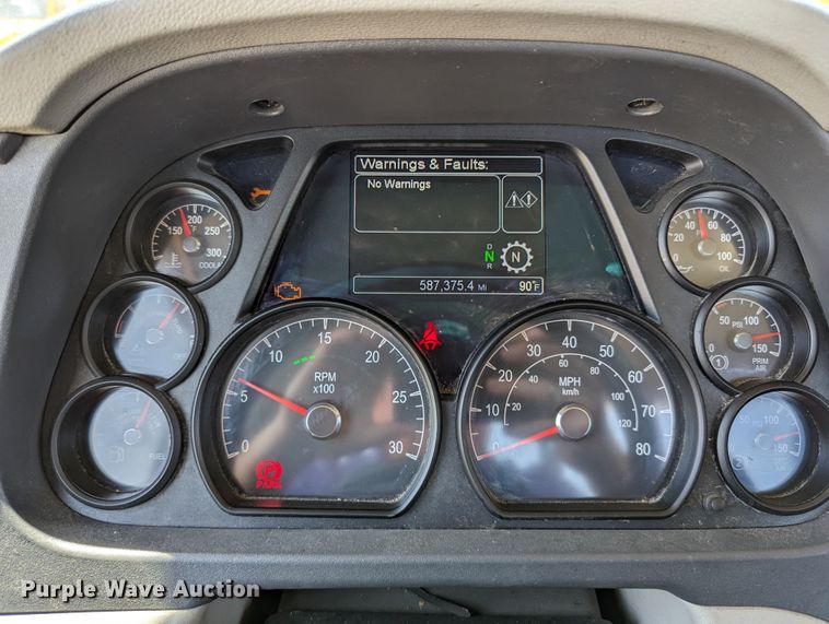 image for item MN9975 2019 Peterbilt 579  semi truck