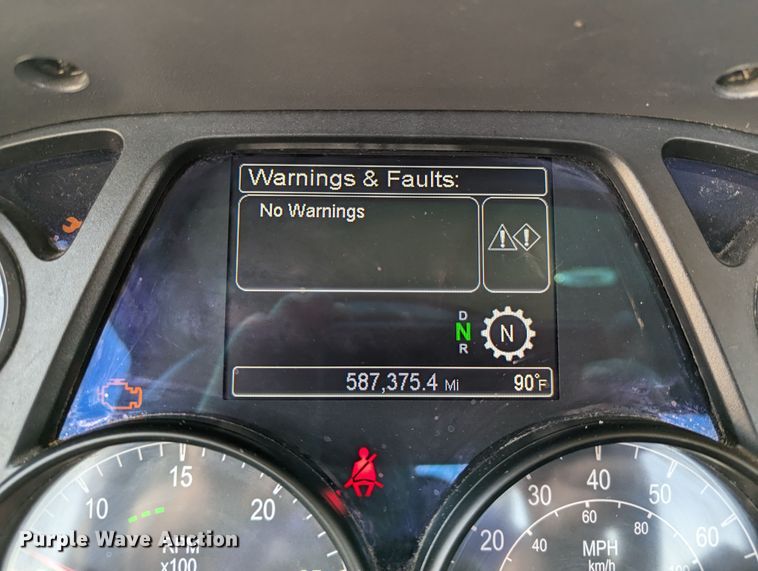 image for item MN9975 2019 Peterbilt 579  semi truck