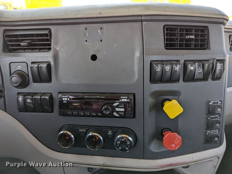 image for item MN9975 2019 Peterbilt 579  semi truck