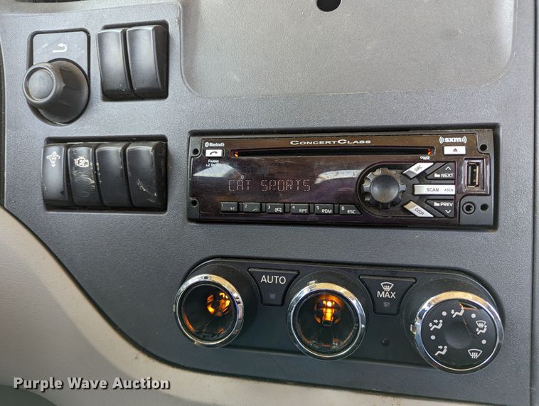 image for item MN9975 2019 Peterbilt 579  semi truck