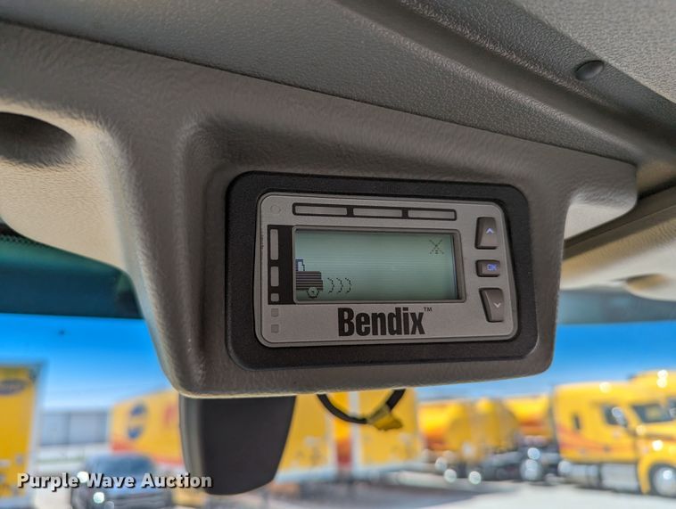 image for item MN9975 2019 Peterbilt 579  semi truck