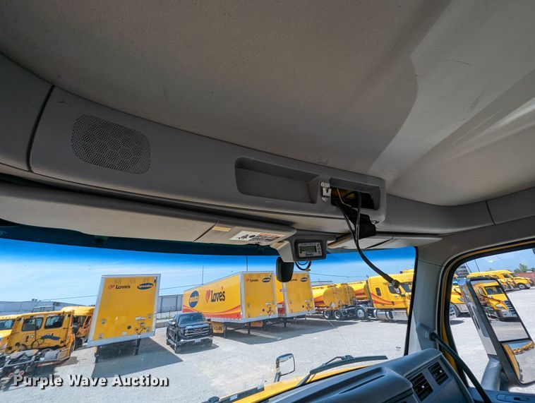 image for item MN9975 2019 Peterbilt 579  semi truck