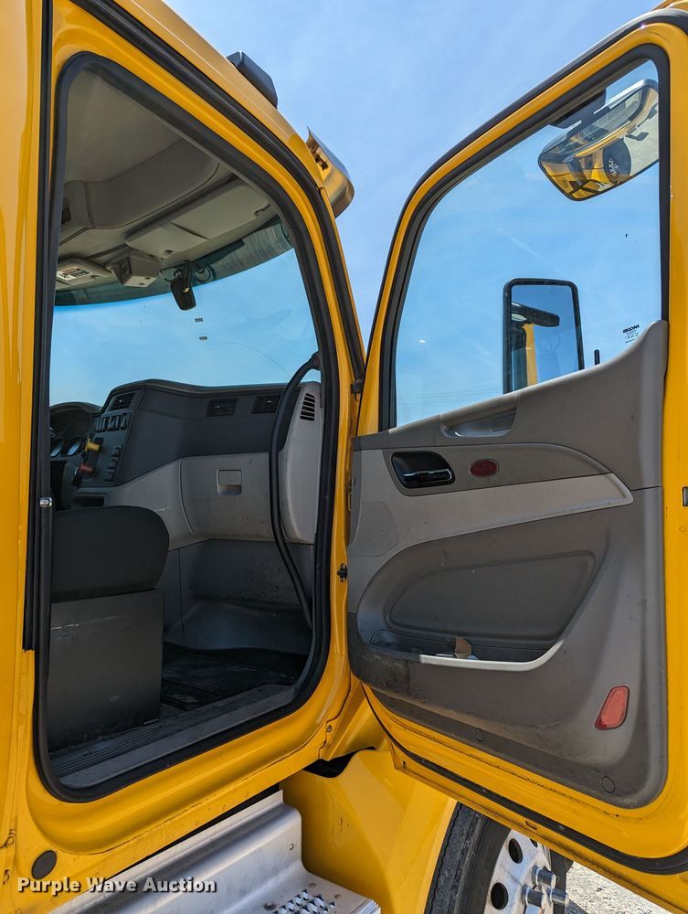 image for item MN9975 2019 Peterbilt 579  semi truck