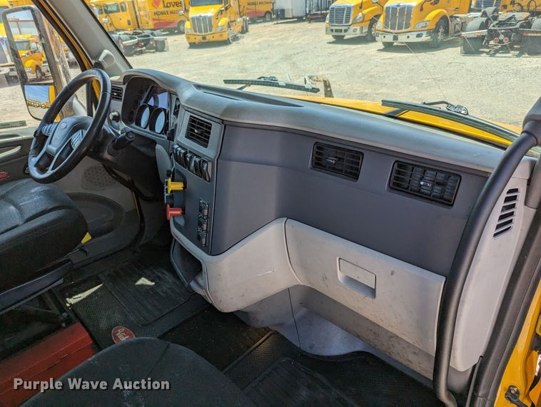 image for item MN9975 2019 Peterbilt 579  semi truck