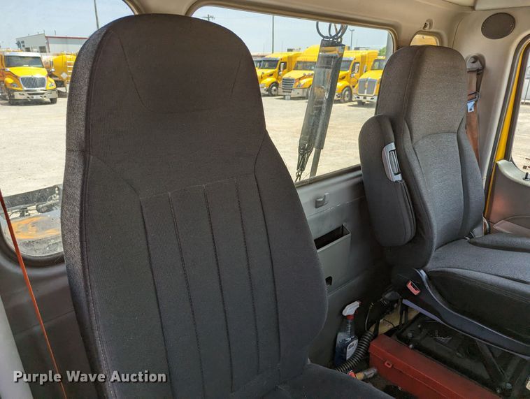 image for item MN9975 2019 Peterbilt 579  semi truck