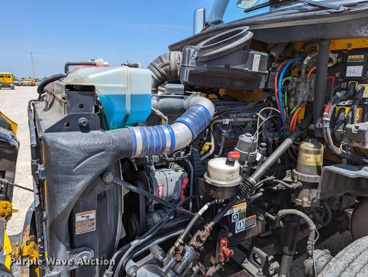 image for item MN9975 2019 Peterbilt 579  semi truck