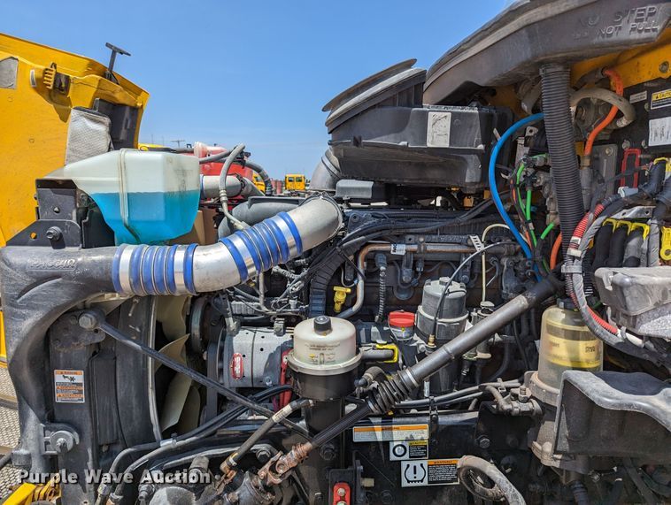 image for item MN9975 2019 Peterbilt 579  semi truck