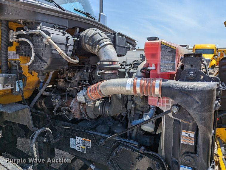 image for item MN9975 2019 Peterbilt 579  semi truck