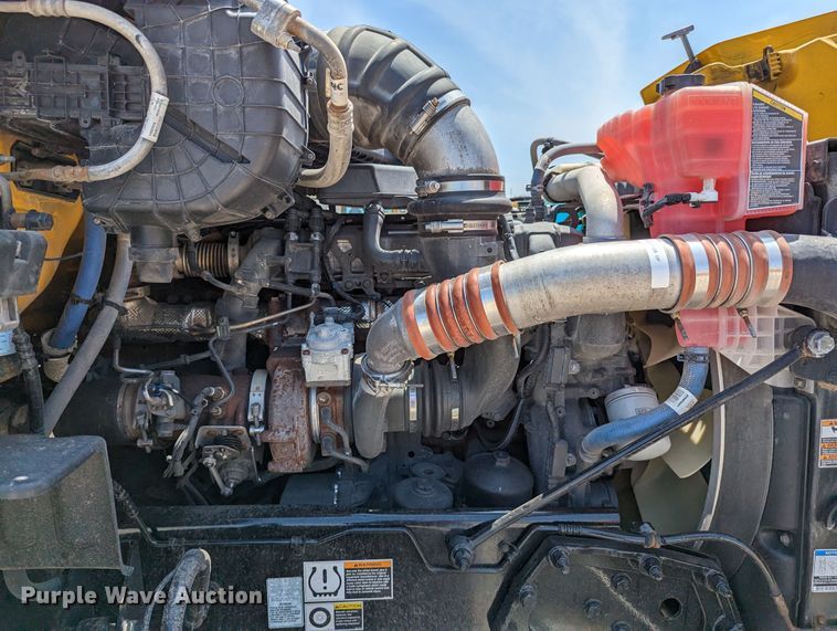 image for item MN9975 2019 Peterbilt 579  semi truck