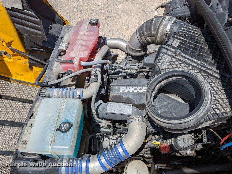 image for item MN9975 2019 Peterbilt 579  semi truck