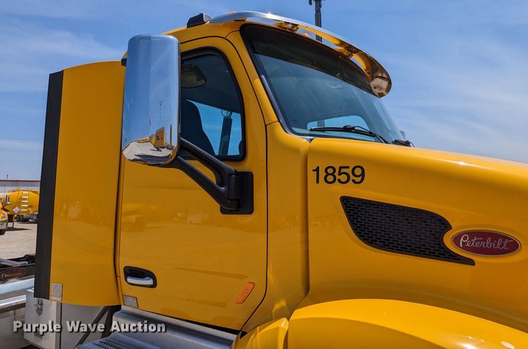 image for item MN9975 2019 Peterbilt 579  semi truck
