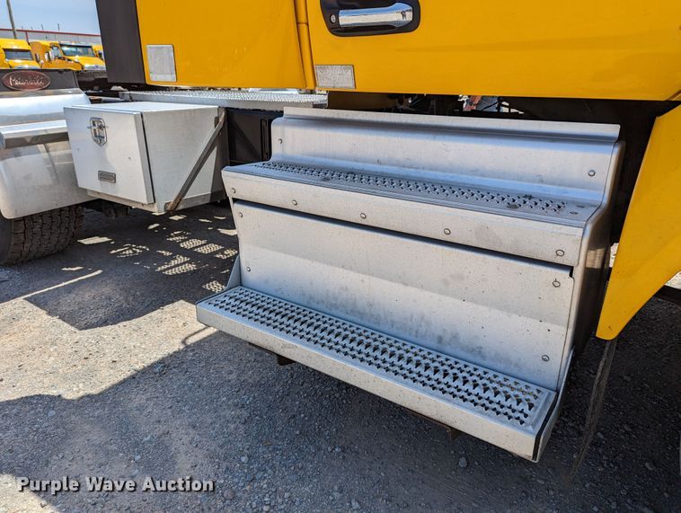 image for item MN9975 2019 Peterbilt 579  semi truck