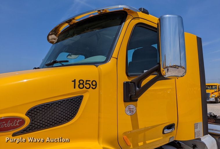 image for item MN9975 2019 Peterbilt 579  semi truck
