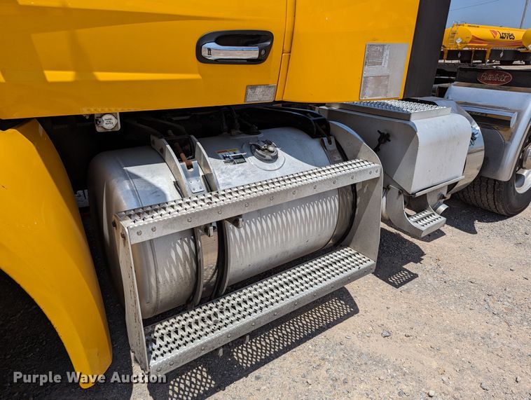 image for item MN9975 2019 Peterbilt 579  semi truck