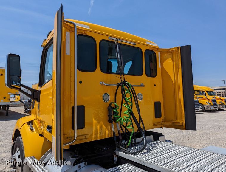 image for item MN9975 2019 Peterbilt 579  semi truck